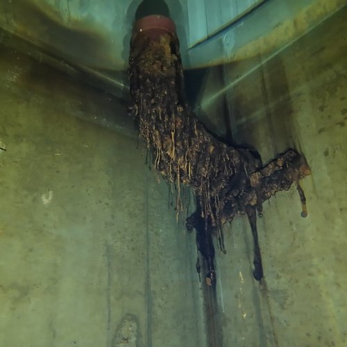 Sprinklertank-Inspektion: Betontank, 15 Jahre – Inspektion Rohrschelle Rostablagerungen Bodensicht